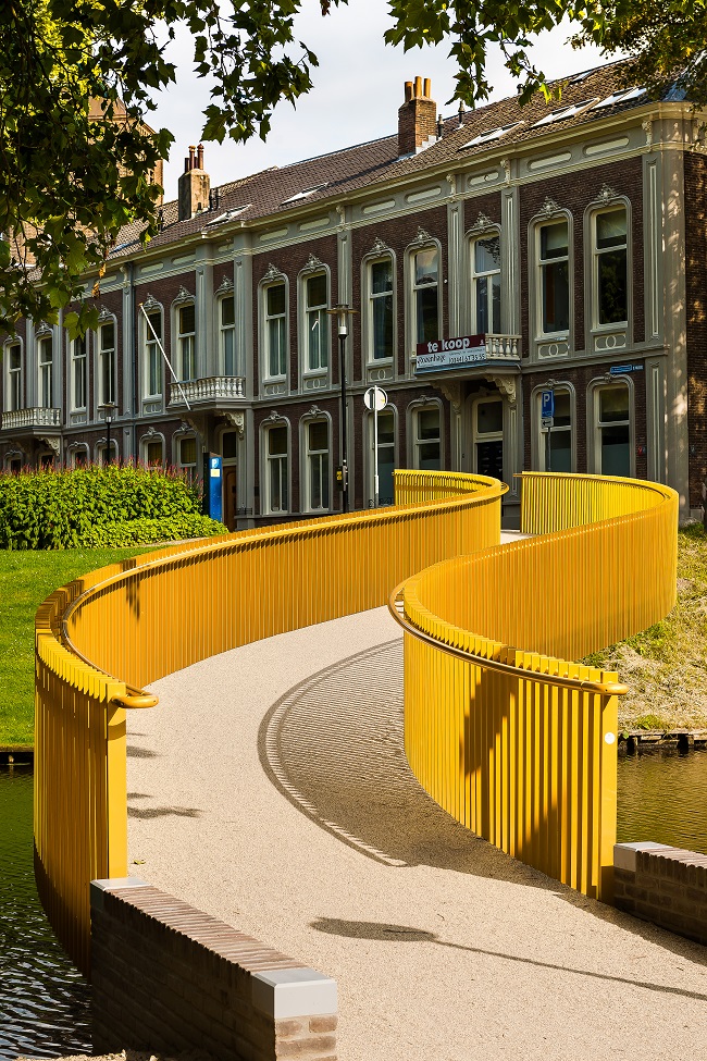 De Gouden Slinger heeft een duidelijke gebogen vorm.